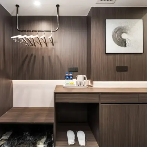 豪华双人房，配备【Aurora TV 会员资格，可无限制观看、移动投屏和零压力床垫】。.