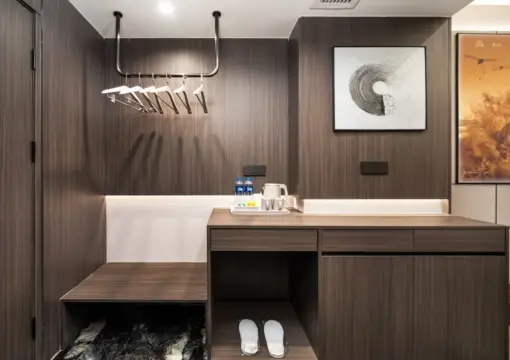 豪华双人房，配备【Aurora TV 会员资格，可无限制观看、移动投屏和零压力床垫】。.