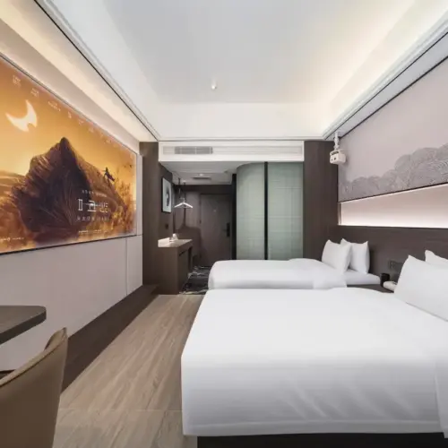 豪华双人房，配备【Aurora TV 会员资格，可无限制观看、移动投屏和零压力床垫】。.