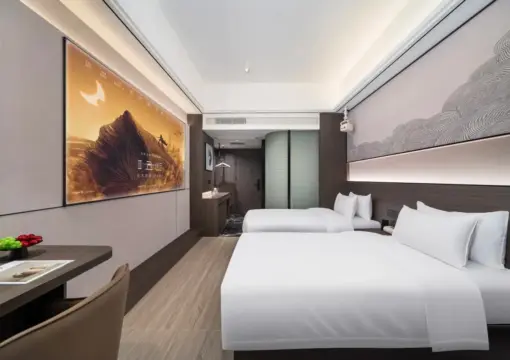 豪华双人房，配备【Aurora TV 会员资格，可无限制观看、移动投屏和零压力床垫】。.