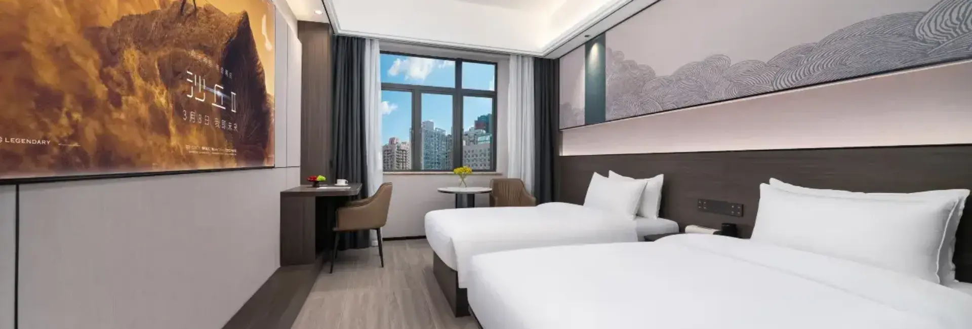 豪华双人房，配备【Aurora TV 会员资格，可无限制观看、移动投屏和零压力床垫】。.