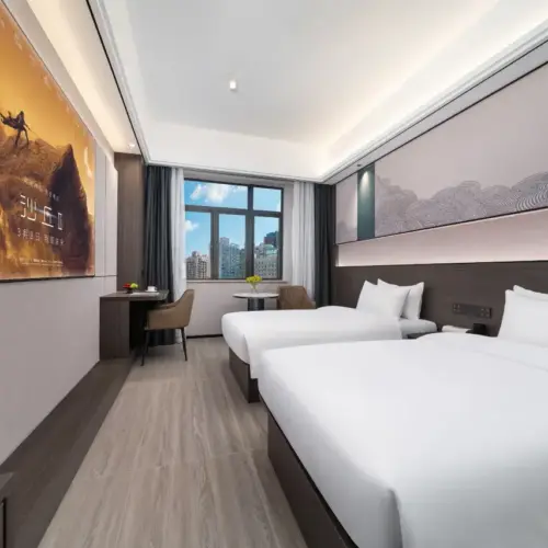 豪华双人房，配备【Aurora TV 会员资格，可无限制观看、移动投屏和零压力床垫】。.