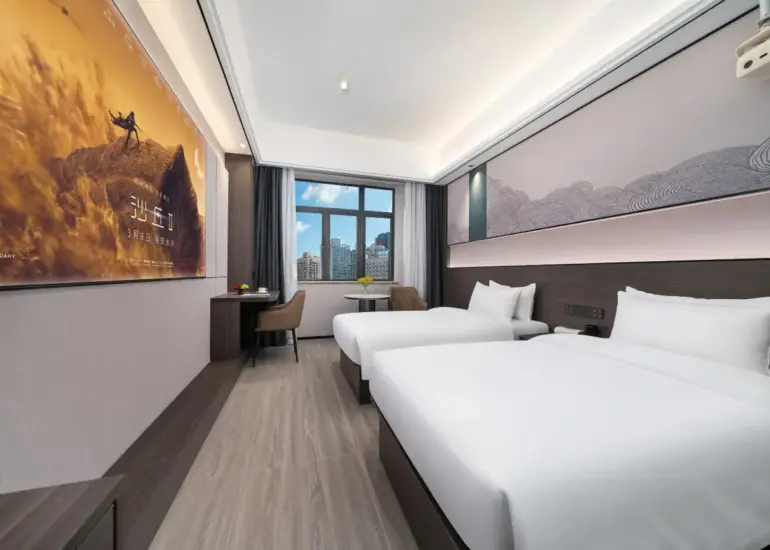 豪华双人房，配备【Aurora TV 会员资格，可无限制观看、移动投屏和零压力床垫】。.