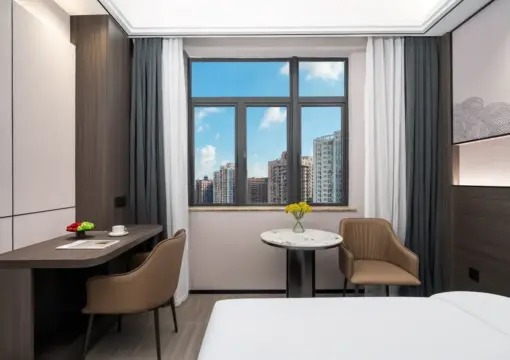 豪华双人房，配备【Aurora TV 会员资格，可无限制观看、移动投屏和零压力床垫】。.