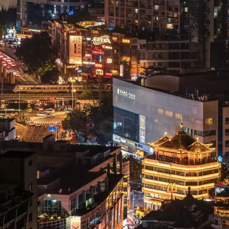 购物对决：万象广场 vs. 东门步行街